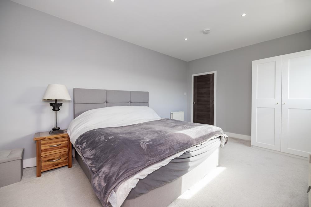 Master bedroom 1 photo 2