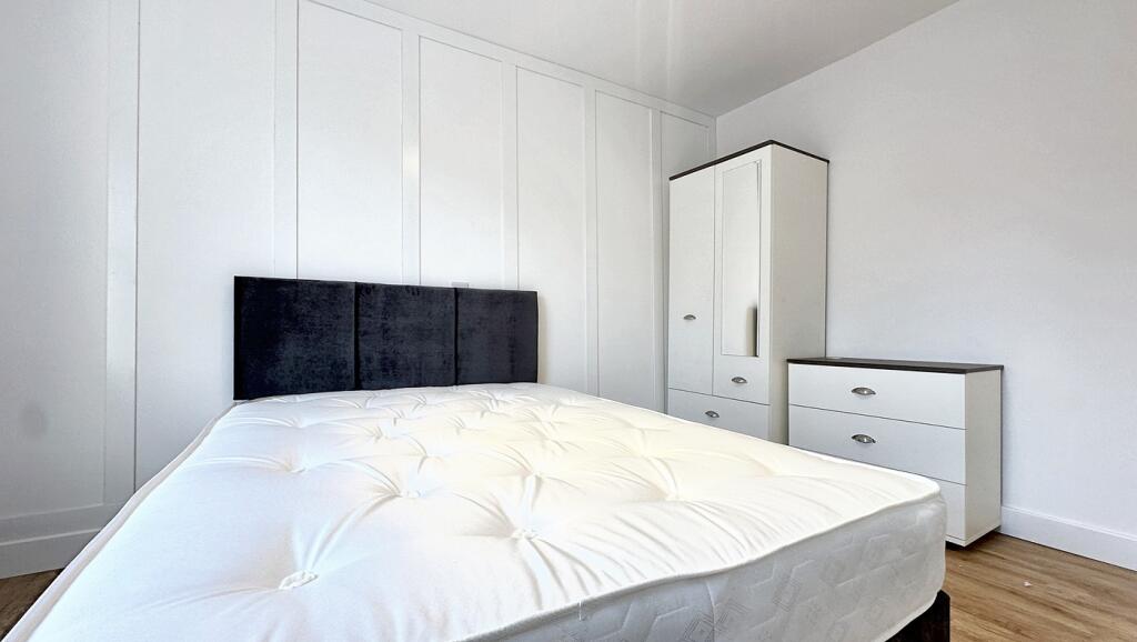 This charming double bedroom features a comfort...