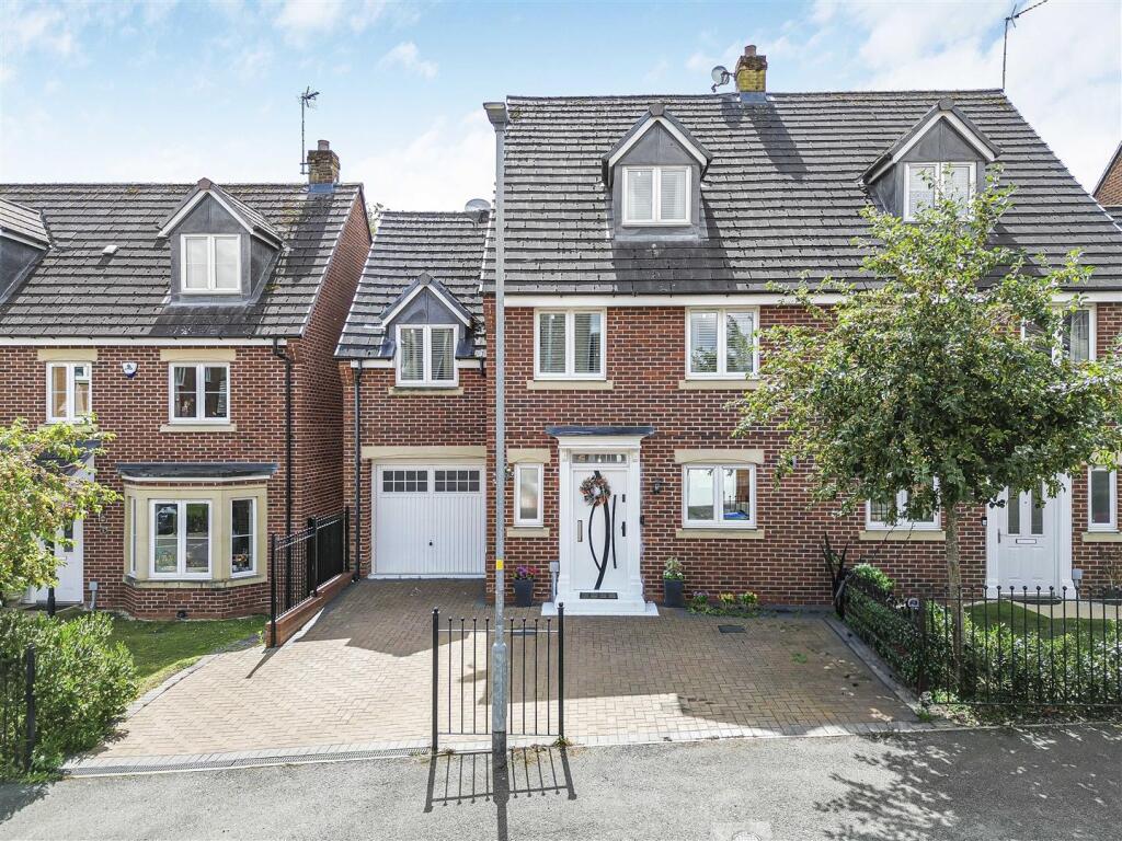 11 Dennetts Close