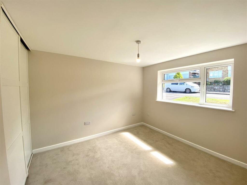 MAIN BEDROOM (accessed off the Living Room)