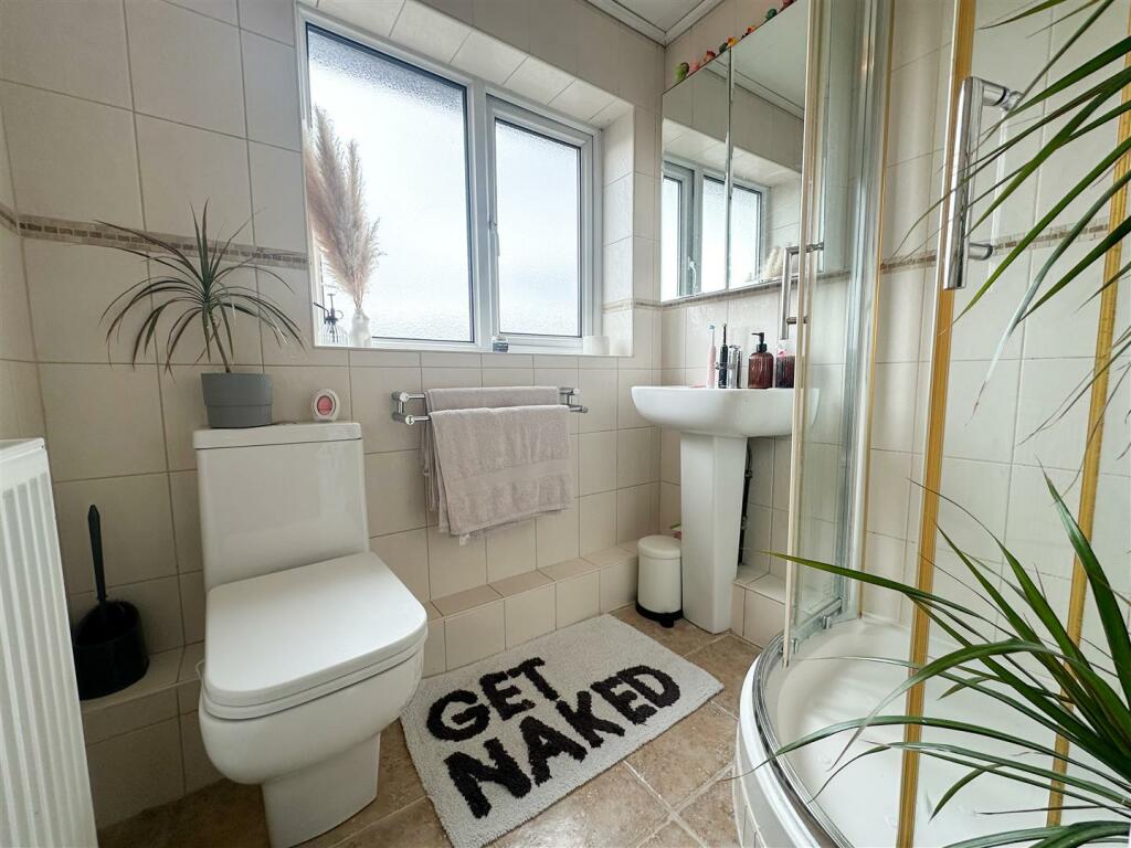 FAMILY SHOWER ROOM