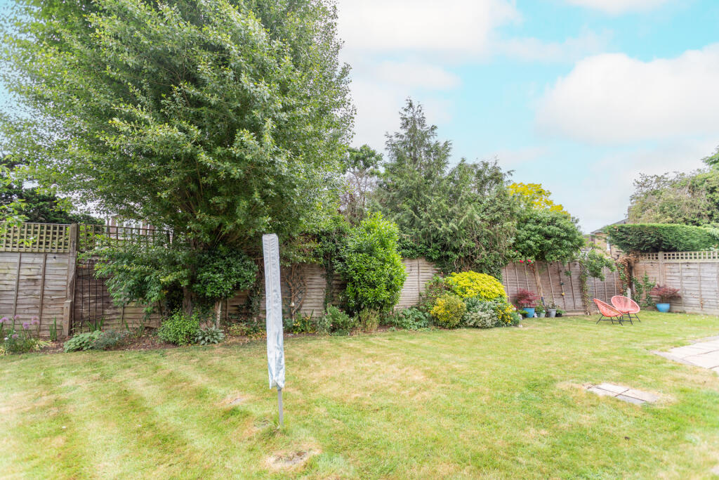 Wide rear gardens with planning permission