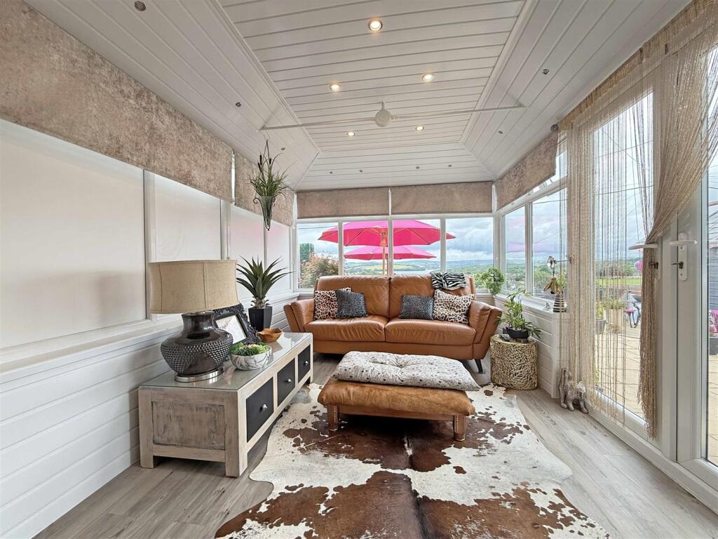 Hawkinge Gardens 34 - Conservatory.jpg