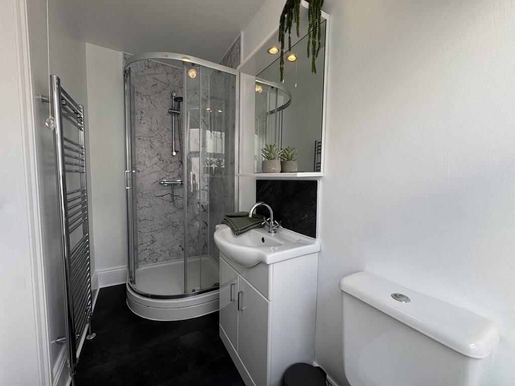 Bathroom-6F5C1B07...