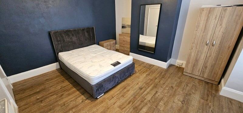 A well-maintained double bedroom featuring a co...