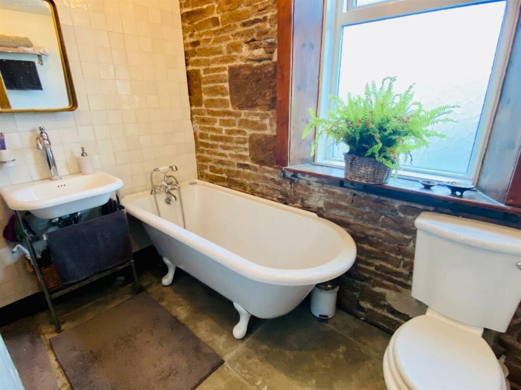wellhouse lane 33 bathroom.jpg