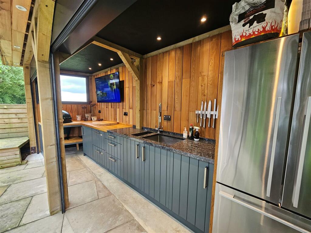 OUTDOOR KITCHEN