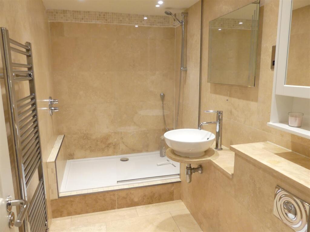EN-SUITE SHOWER ROOM