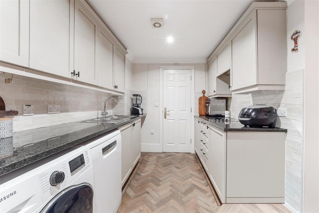 THE FIRS, FLAT (16).jpg