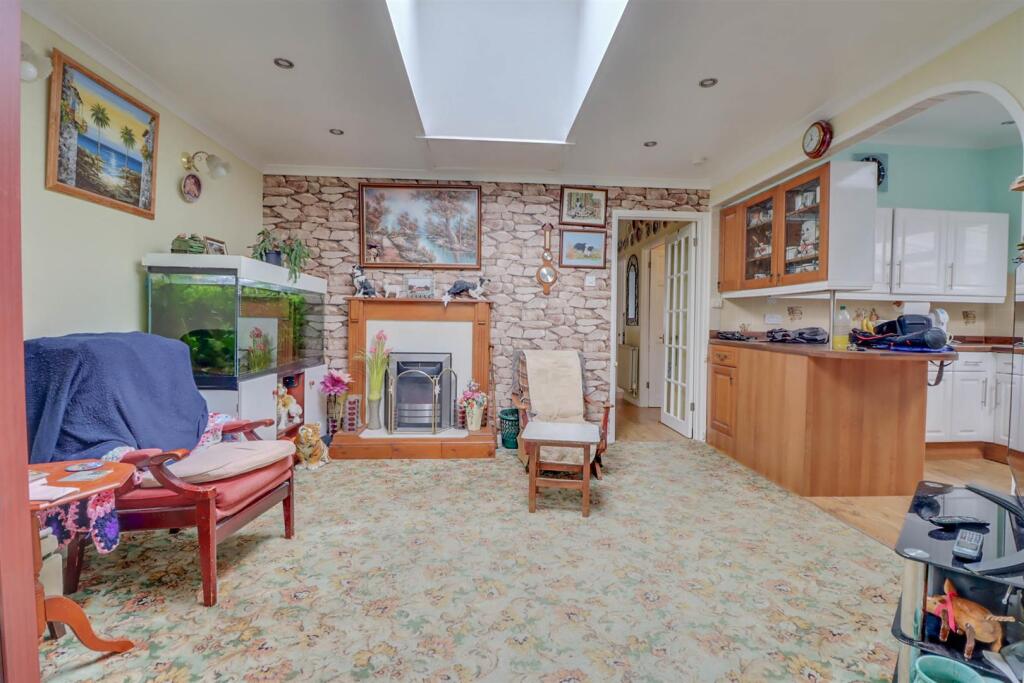 17 WAVERLEY CRESCENT-11.jpg