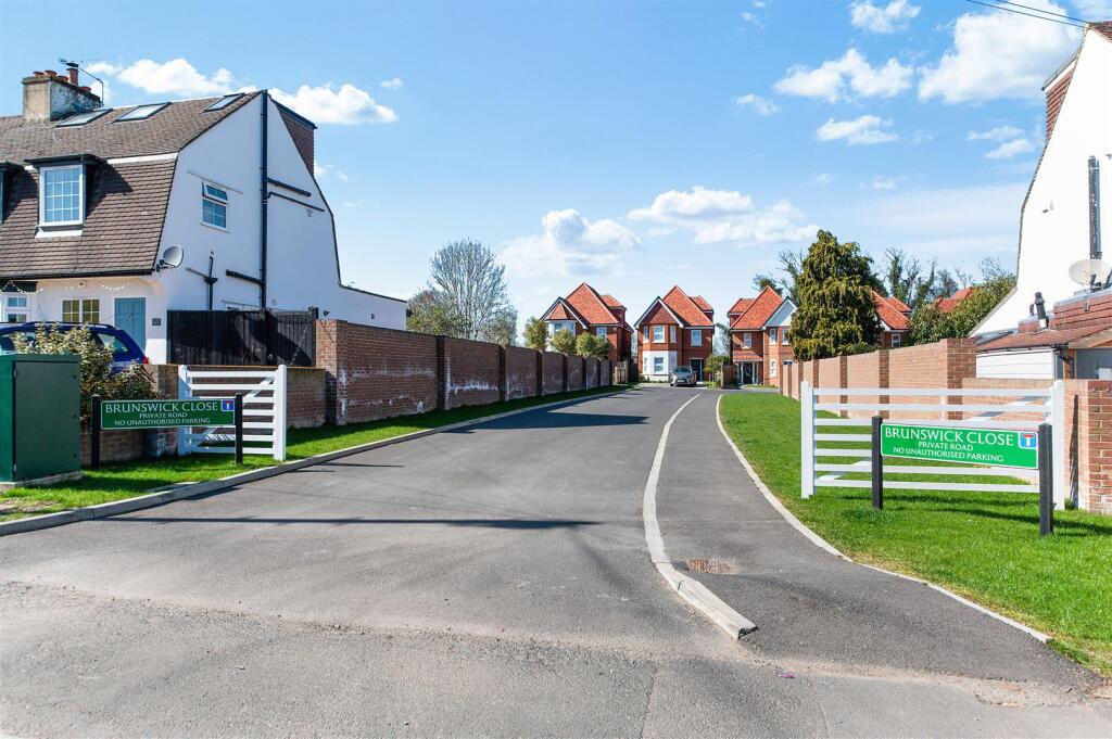 BRUNSWICK CLOSE,6  (21).jpg