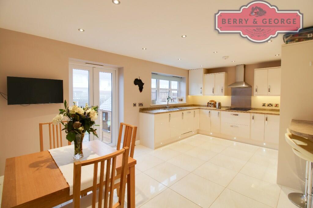 KITCHEN / DINER