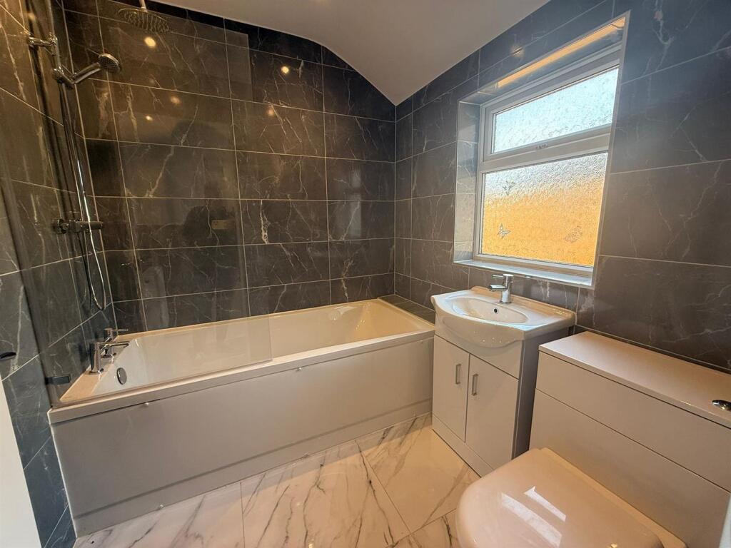 124 bathroom.jpeg