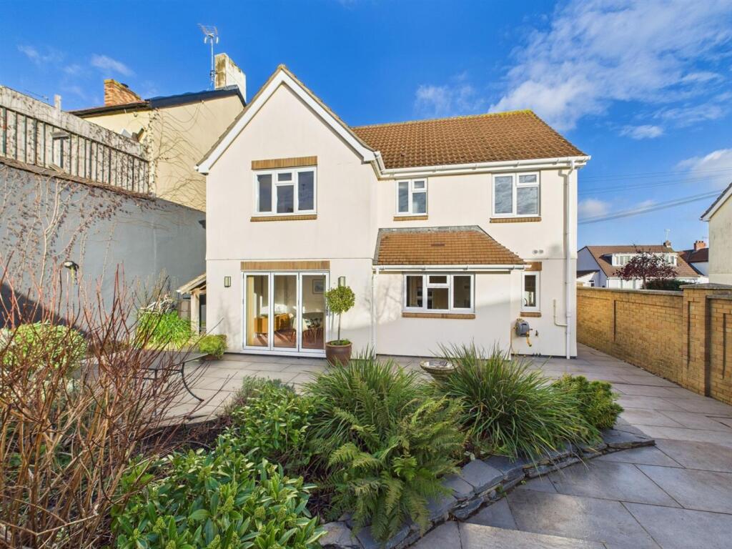 10 - 4 Bed Detached House for Auction, Downend.jpg
