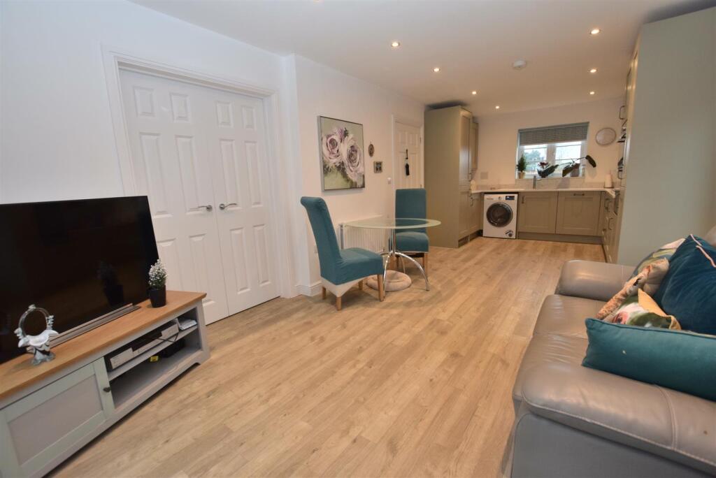 Spacious Open Plan Living/Dining Kitchen