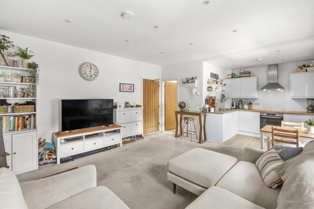 Flat 9 Chilworth House, Rectory Avenue, HP13 6HN-8