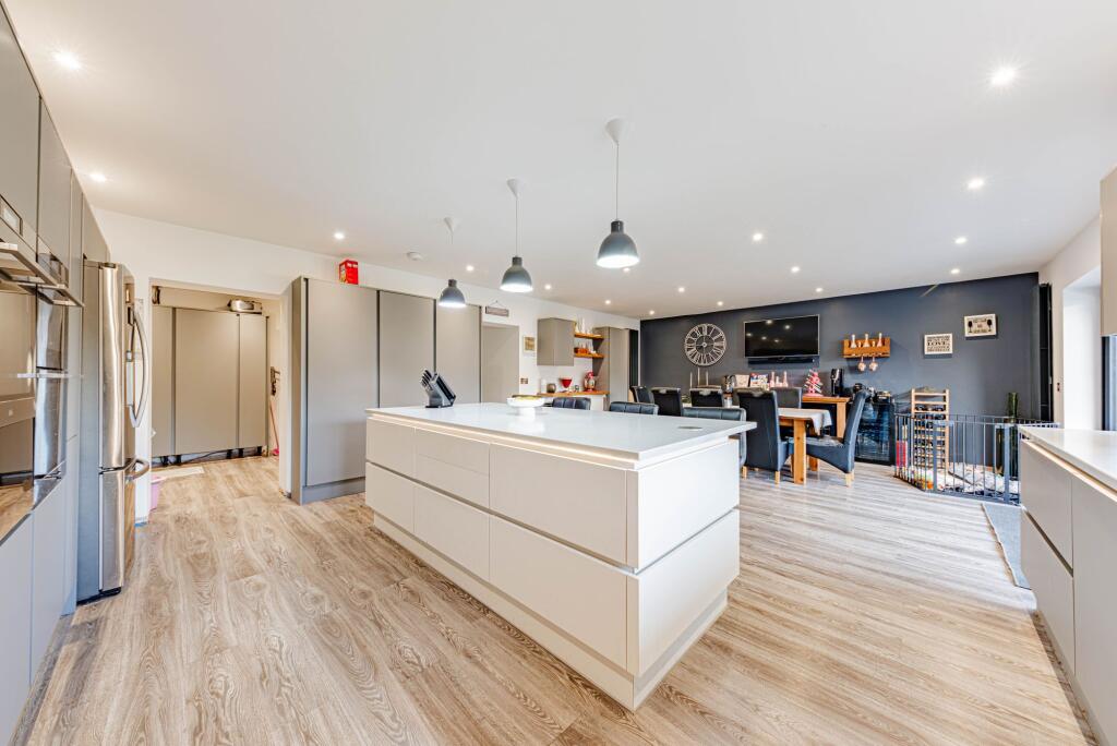 Kitchen/Dining Room (4)