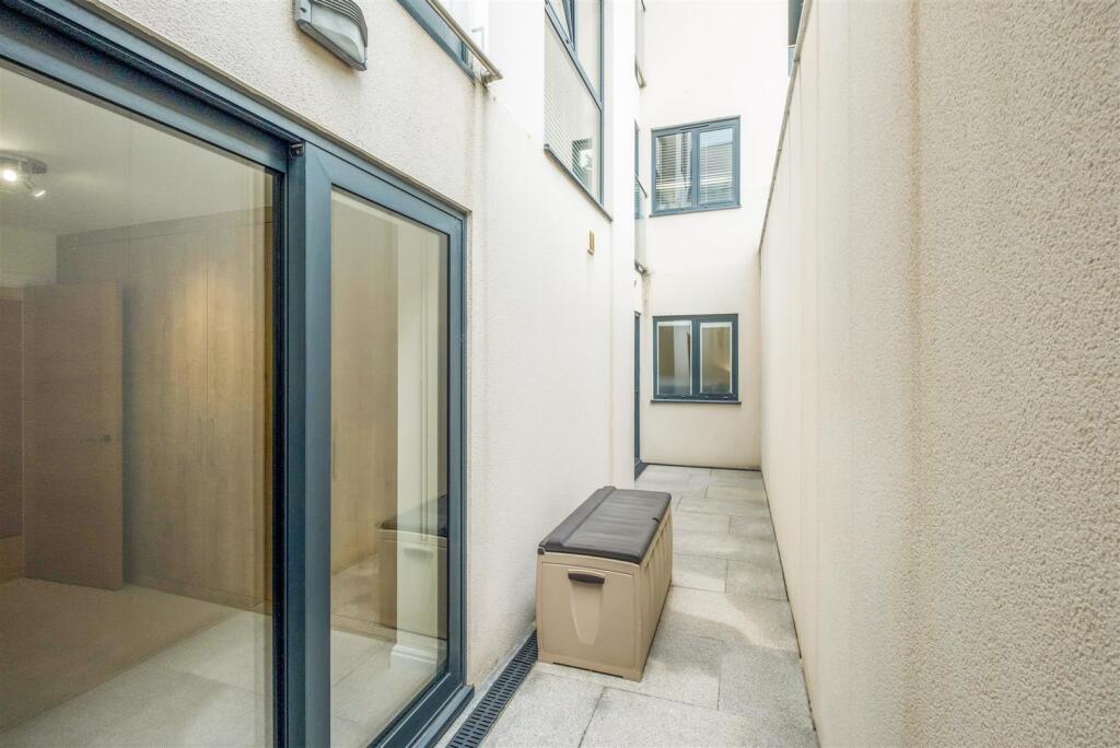 Flat 2 The Point-27.jpg