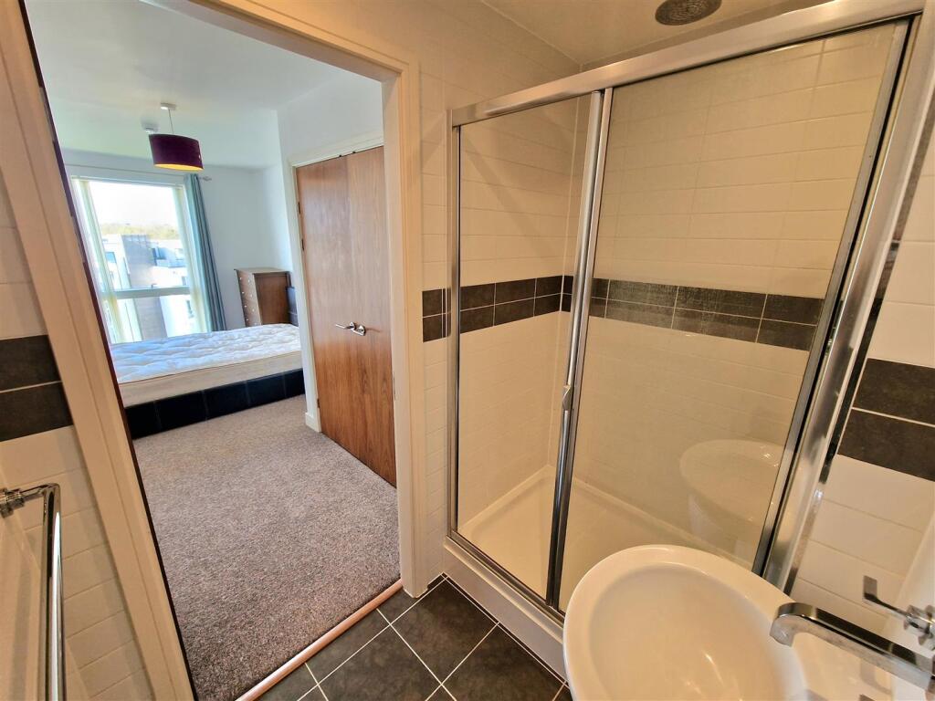 Ensuite/Master Bedroom