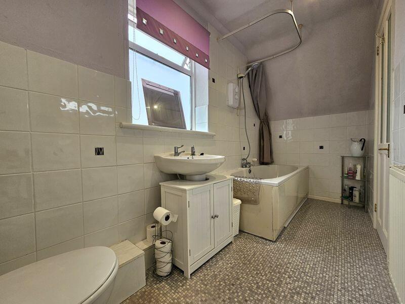 Bathroom (1st Floor)