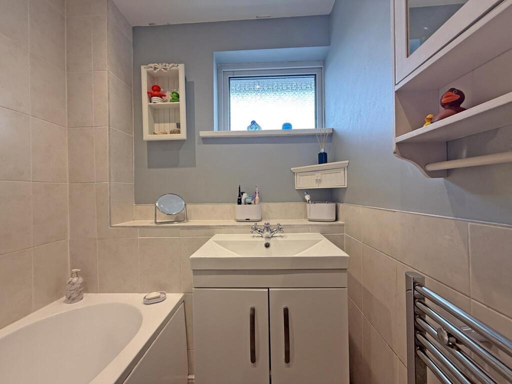 Edwards Close 27 - Bathroom...jpg