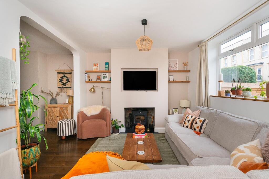 7W0STN - Living Room E.jpg