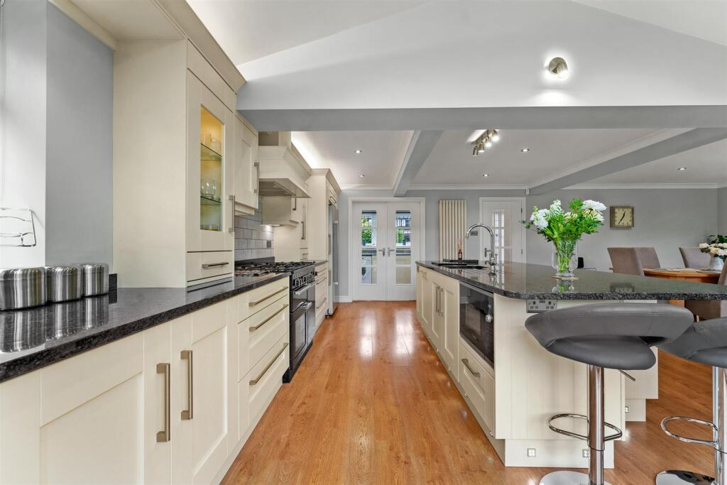 Live in Dining kitchen