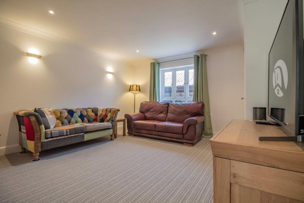 8 St. Edmundsbury Mews [Sitting Room] 01.jpg