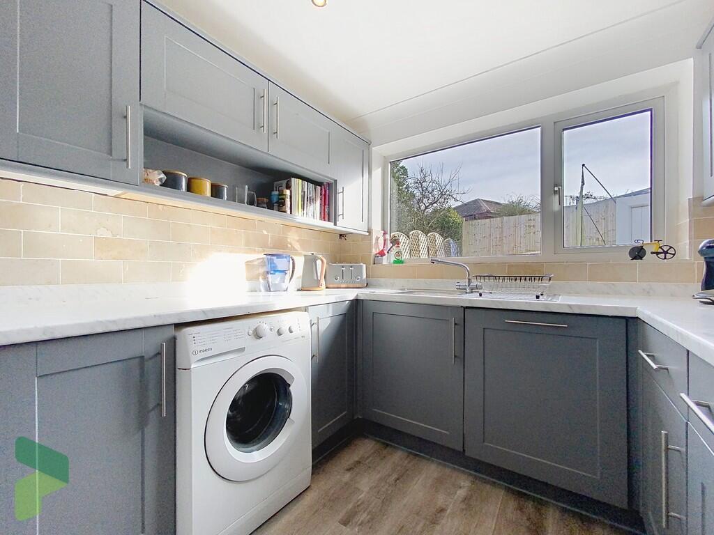 Fully Fitted Kitc...