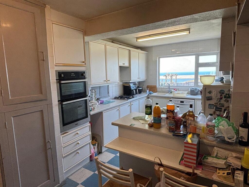 Kitchen 2.jpg
