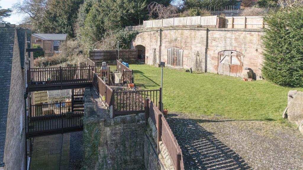 Listed Vaulted Outbuildings - 1,413.62sq ft