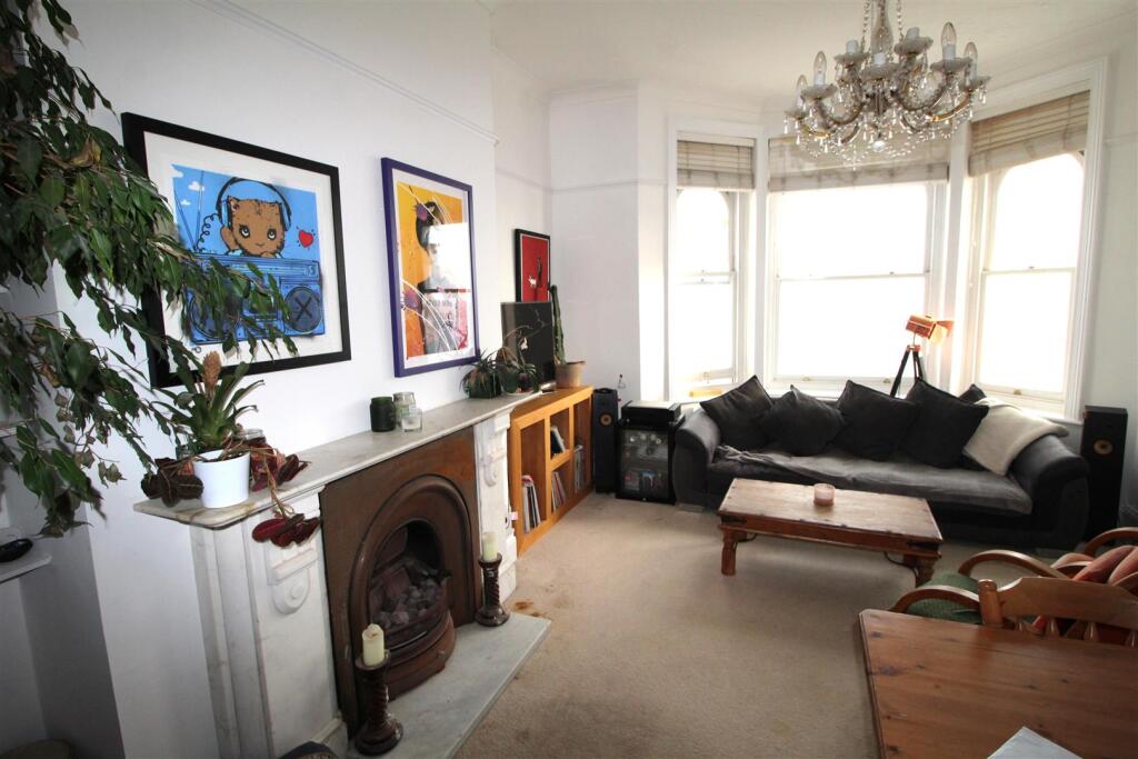 Lounge 1 pic.JPG