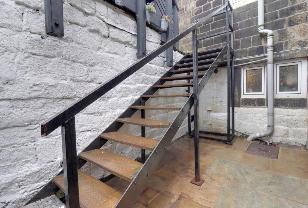 Yard and steps up to the Home office Summer house 