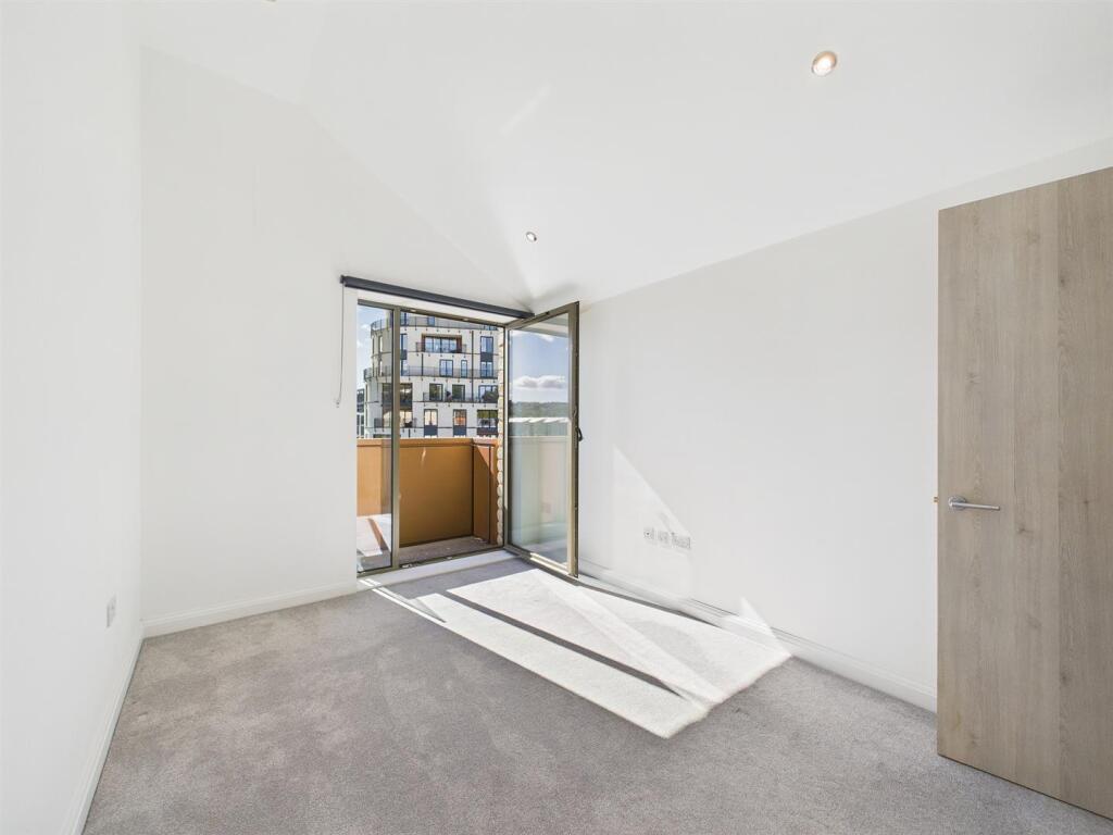 14 - Modern 2-Bedroom Flat for Auction in Bath.jpg