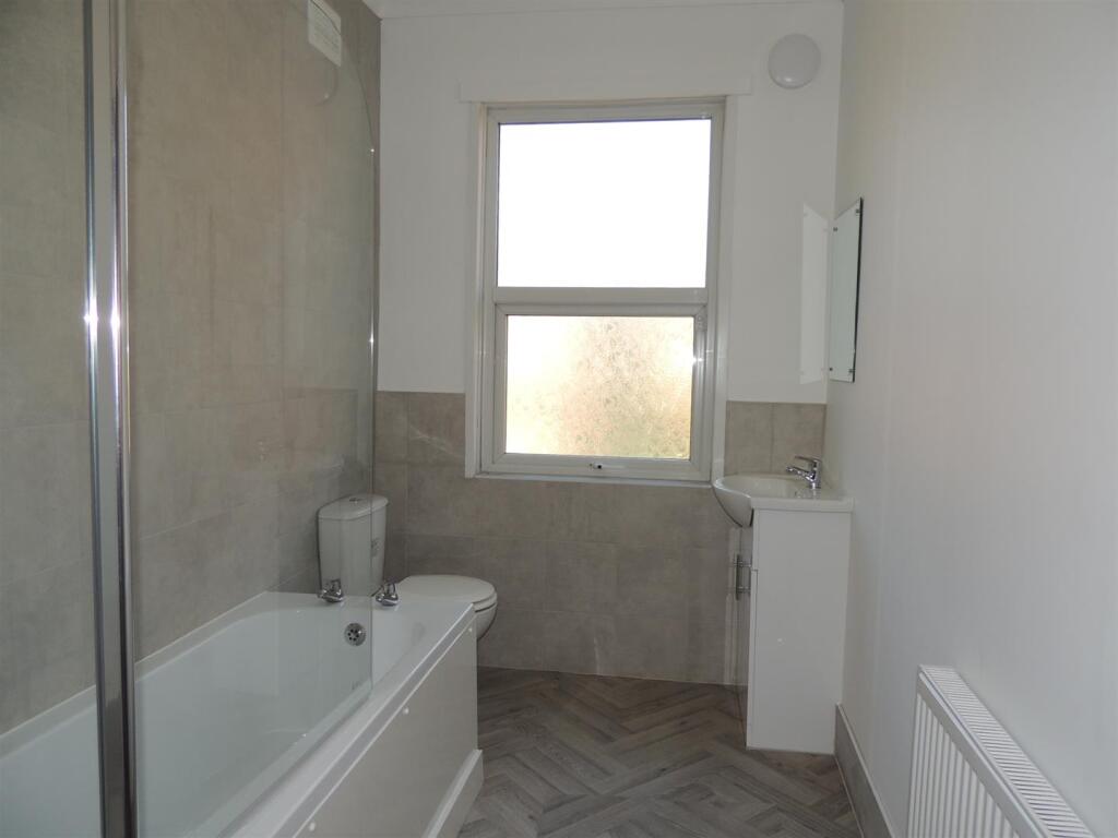 FIRST FLOOR BATHROOM