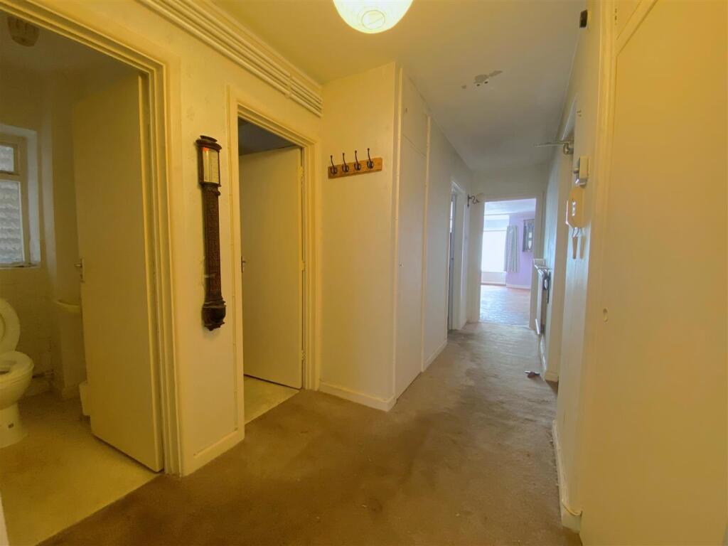 2 Crispin Ct - Hall.jpg
