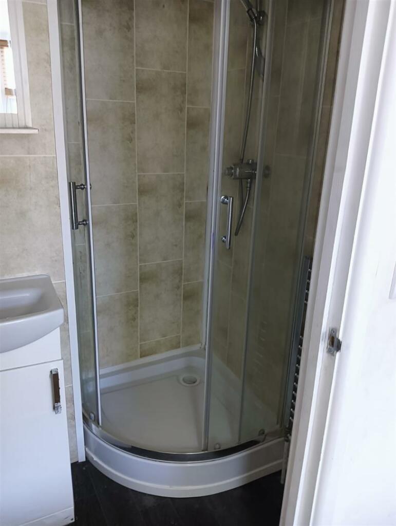 ensuite rm 6 (1).JPG