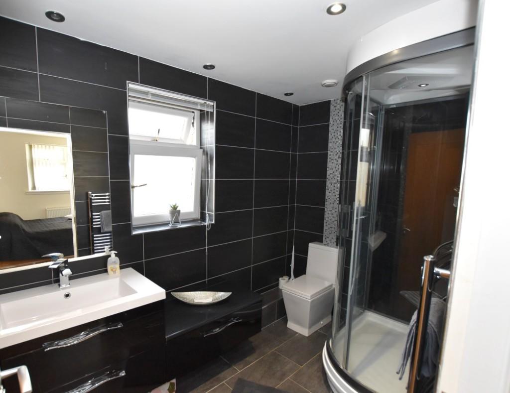 EN-SUITE SHOWER ROOM