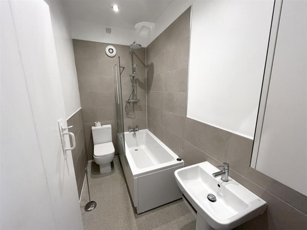 Bathroom.JPG