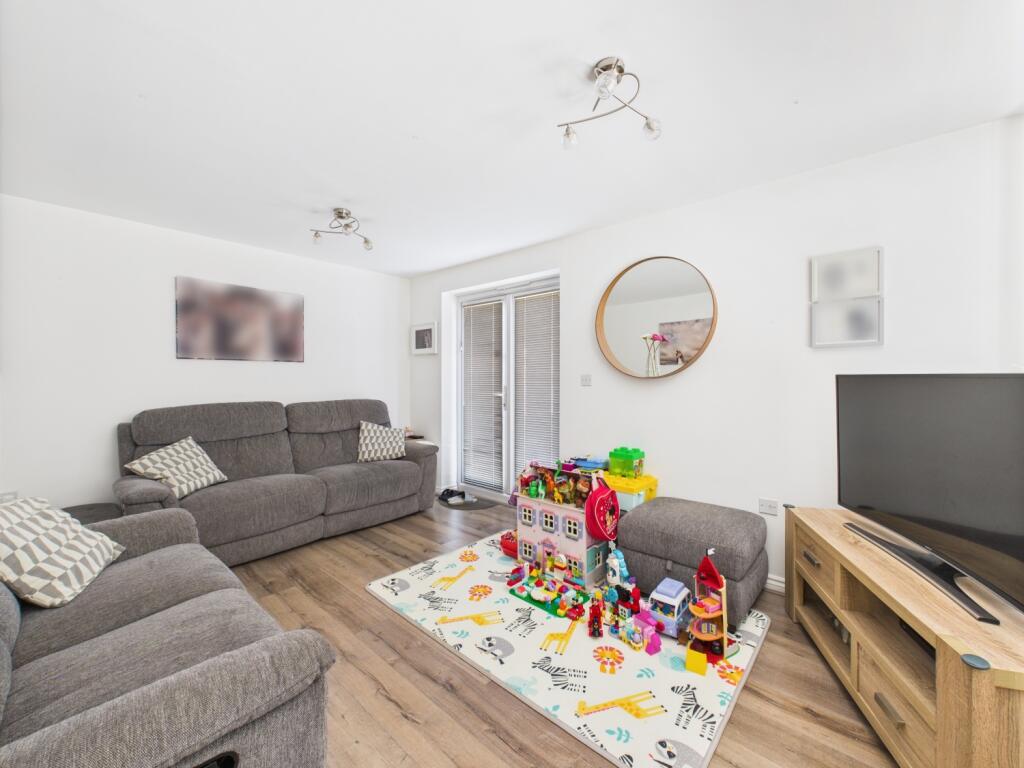 CAM03729G0-PR0071-STILL016