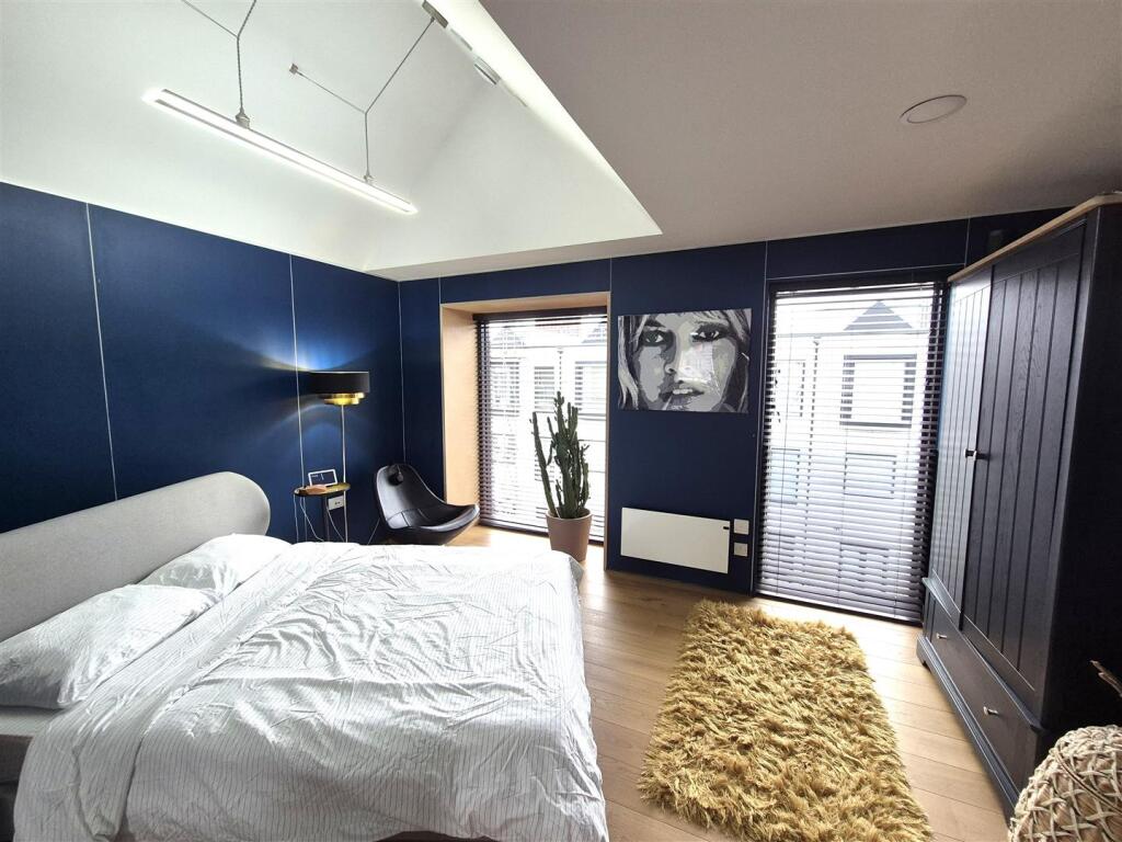 Bedroom 1.jpg