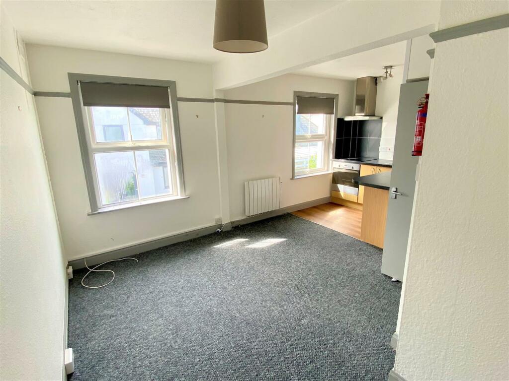 Flat 3, 35 Pentire Avenue Living/Bed/Kitchen Area
