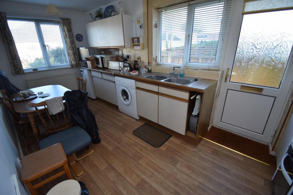 Kitchen (2).JPG