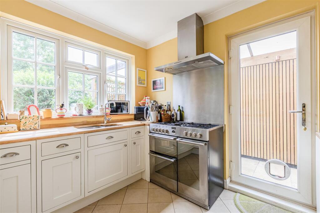 51 Hart Road, KT14 7NJ - 6.jpg