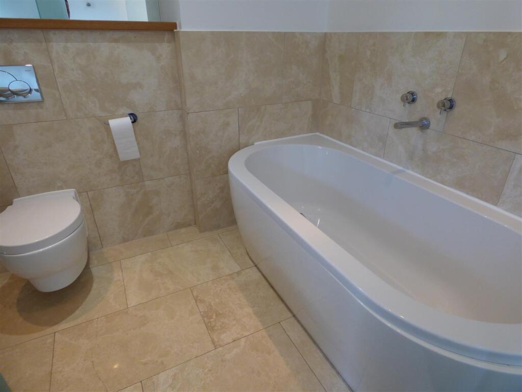 Bedroom 1 en suite.JPG