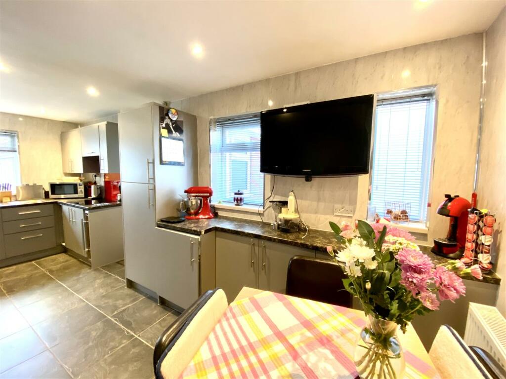 KITCHEN/DINING ROOM