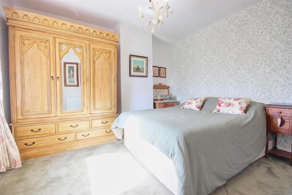 BEDROOM 1 (FRONT)