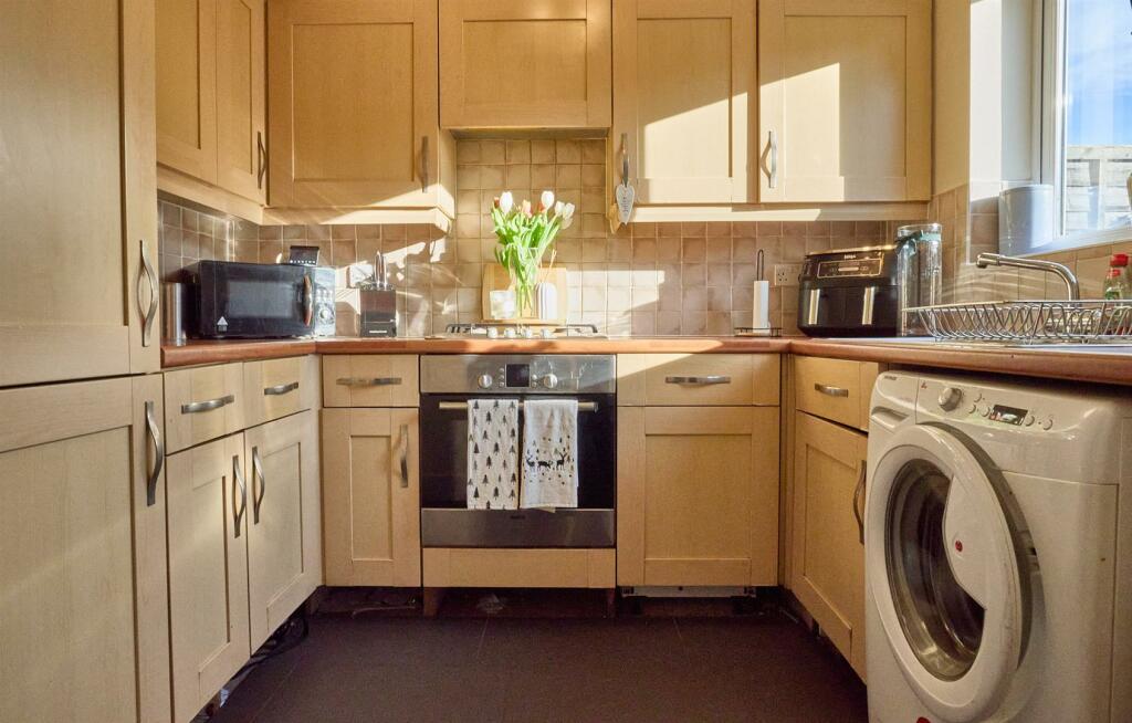 FITTED KITCHEN TO REAR