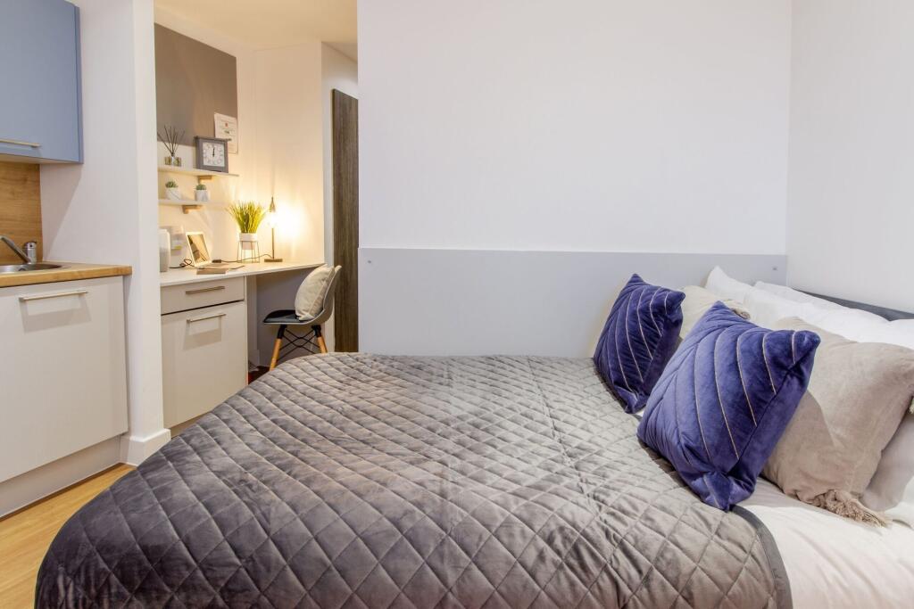 A cozy double bedroom featuring a comfortable b...