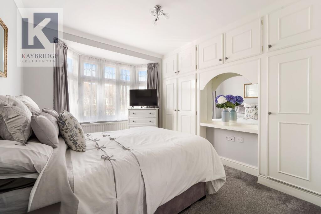 Stoneleigh Avenue, Worcester Park - KT4 8XY